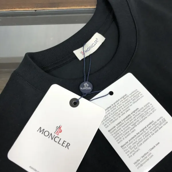 【2026】MONCLER モンクレール　　半袖シャツ　Tシャツ 長く着て変形しにくい　シンプルの風格　ファッション　かっこいい　白　黒　グレー　男女兼用