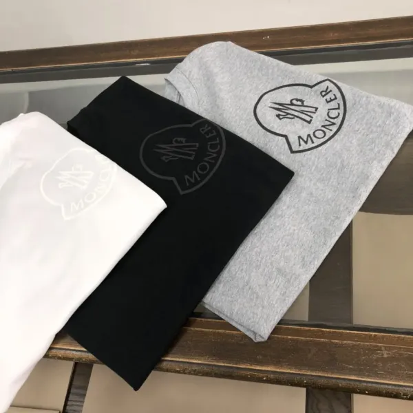 【2026】MONCLER モンクレール　　半袖シャツ　Tシャツ 長く着て変形しにくい　シンプルの風格　ファッション　かっこいい　白　黒　グレー　男女兼用