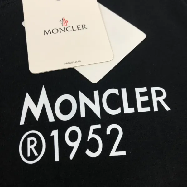 【2026】MONCLER モンクレール 半袖シャツ　Tシャツ　長く着て変形しにくい　シンプルの風格　ファッション　かっこいい　白　黒　男女兼用