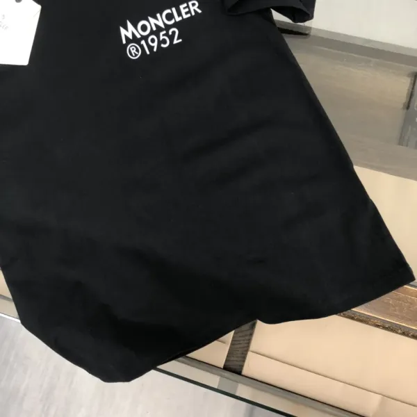 【2026】MONCLER モンクレール 半袖シャツ　Tシャツ　長く着て変形しにくい　シンプルの風格　ファッション　かっこいい　白　黒　男女兼用