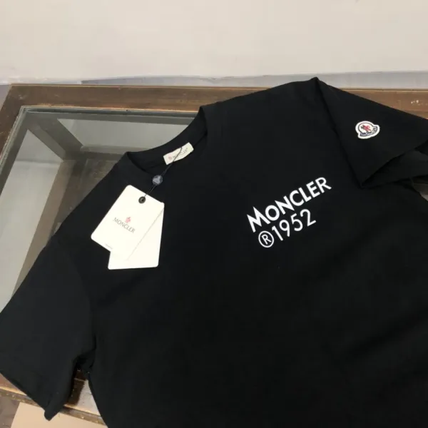 【2026】MONCLER モンクレール 半袖シャツ　Tシャツ　長く着て変形しにくい　シンプルの風格　ファッション　かっこいい　白　黒　男女兼用