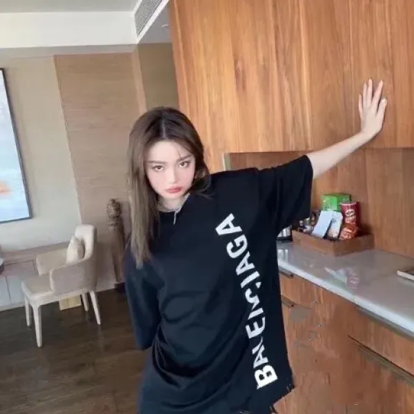 【2026】【BALENCIAGA  公式旗艦店】バレンシアガ   Tシャツ ご好評に付き再入荷！