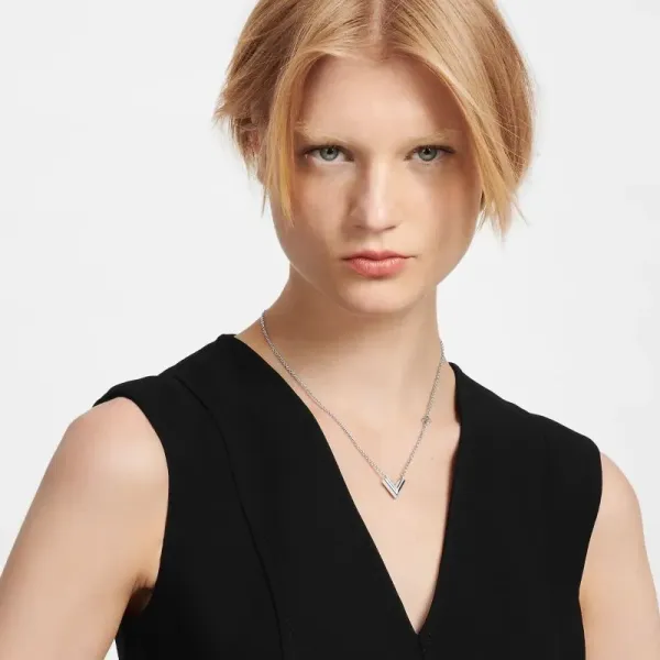 【2026】【Louis Vuitton】ネックレス・エセンシャル V ロゴ
