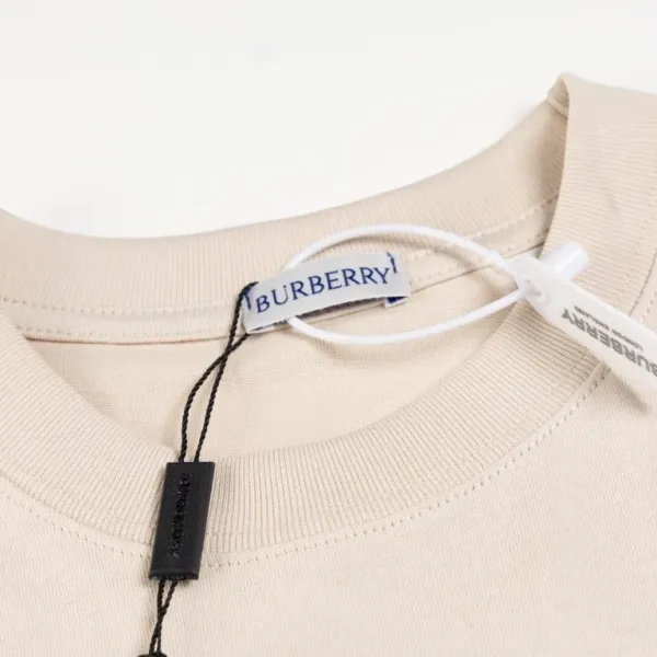 【BURBERRY  公式旗艦店】バーバリー  Tシャツ ご好評に付き再入荷 250211