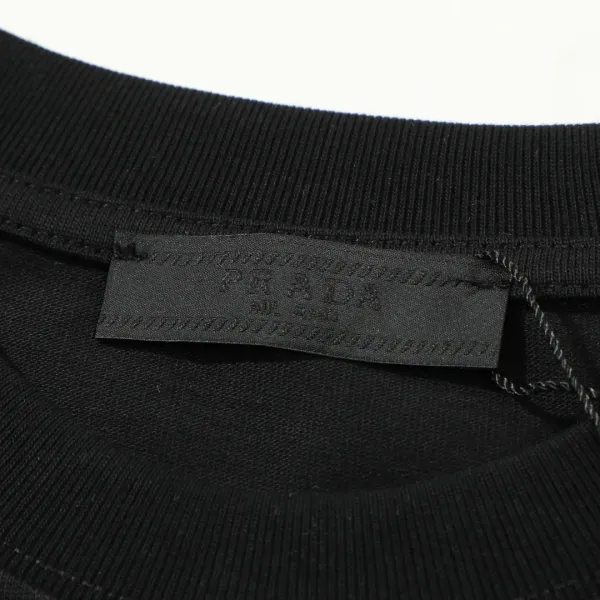 【PRADA  公式旗艦店】プラダ  Tシャツ ご好評に付き再入荷！250213