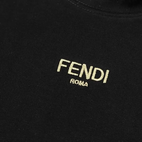 【FENDI公式旗艦店】フェンディ  Tシャツ ご好評に付き再入荷！ 250214