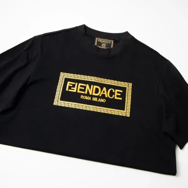 【VERSACE  公式旗艦店】ヴェルサーチ  Tシャツ ご好評に付き再入荷！250218