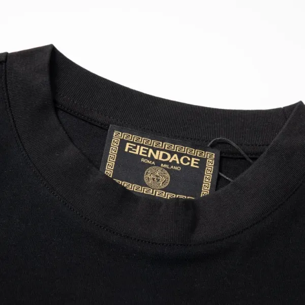 【VERSACE  公式旗艦店】ヴェルサーチ  Tシャツ ご好評に付き再入荷！250218