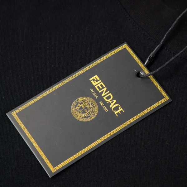 【VERSACE  公式旗艦店】ヴェルサーチ  Tシャツ ご好評に付き再入荷！250218