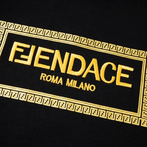 【VERSACE  公式旗艦店】ヴェルサーチ  Tシャツ ご好評に付き再入荷！250218