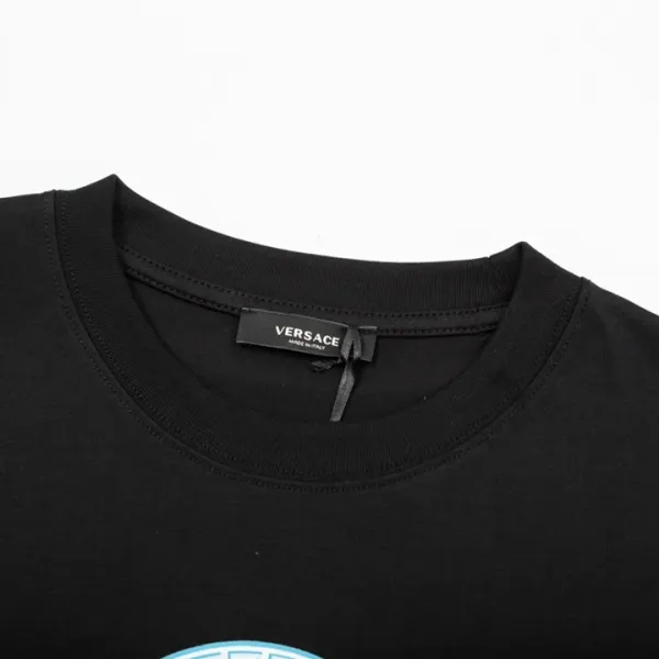【VERSACE  公式旗艦店】ヴェルサーチ  Tシャツ ご好評に付き再入荷！250218