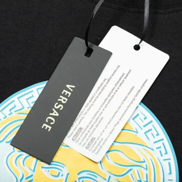【VERSACE  公式旗艦店】ヴェルサーチ  Tシャツ ご好評に付き再入荷！250218