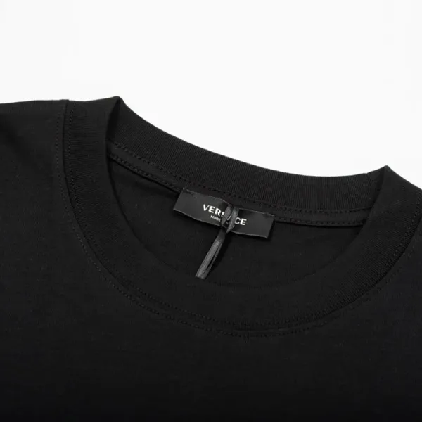 【VERSACE  公式旗艦店】ヴェルサーチ  Tシャツ ご好評に付き再入荷！250218