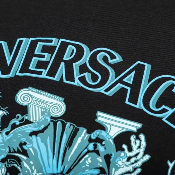【VERSACE  公式旗艦店】ヴェルサーチ  Tシャツ ご好評に付き再入荷！250218