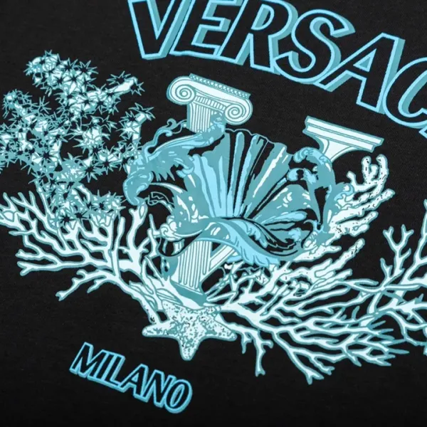 【VERSACE  公式旗艦店】ヴェルサーチ  Tシャツ ご好評に付き再入荷！250218