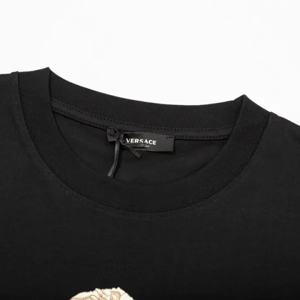 【VERSACE  公式旗艦店】ヴェルサーチ  Tシャツ ご好評に付き再入荷！250218