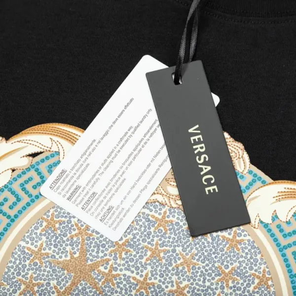 【VERSACE  公式旗艦店】ヴェルサーチ  Tシャツ ご好評に付き再入荷！250218