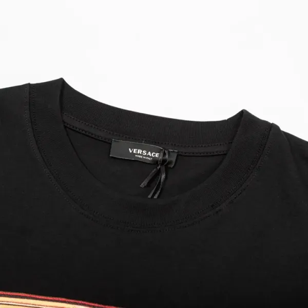 【VERSACE  公式旗艦店】ヴェルサーチ  Tシャツ ご好評に付き再入荷！250218