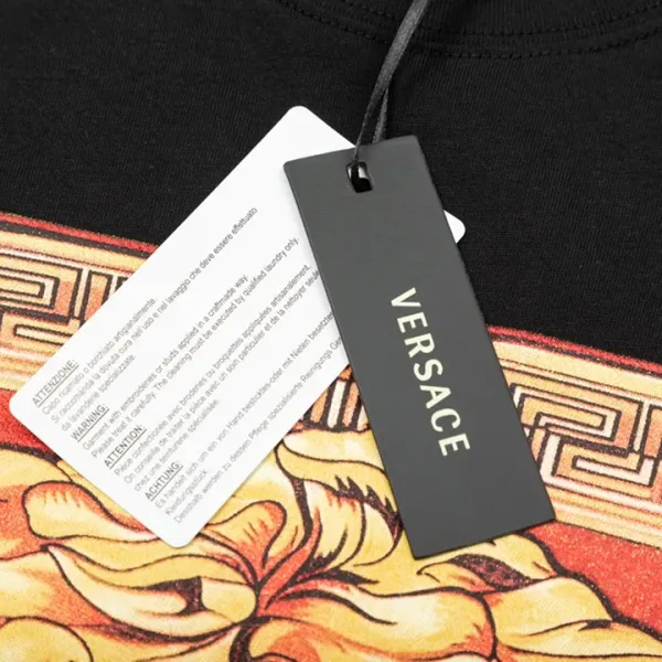 【VERSACE  公式旗艦店】ヴェルサーチ  Tシャツ ご好評に付き再入荷！250218