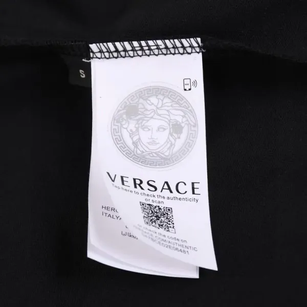【VERSACE  公式旗艦店】ヴェルサーチ Tシャツご好評に付き再入荷  250218