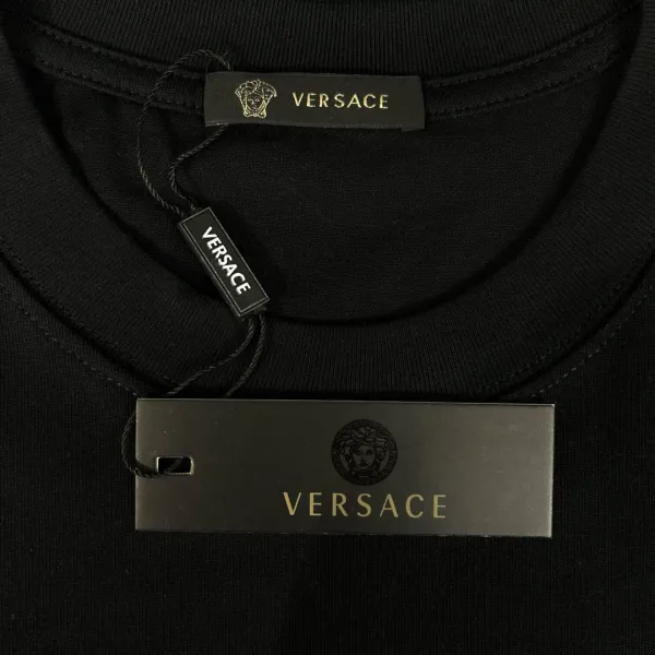 【VERSACE  公式旗艦店】ヴェルサーチ  Tシャツ ご好評に付き再入荷！