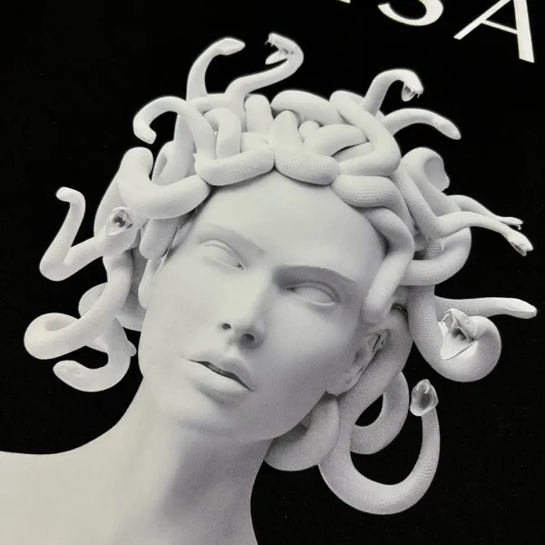 【VERSACE  公式旗艦店】ヴェルサーチ  Tシャツ ご好評に付き再入荷！