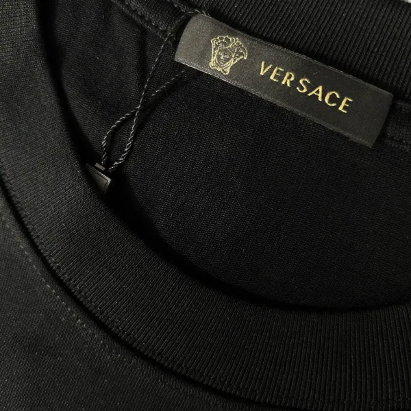 【VERSACE  公式旗艦店】ヴェルサーチ  Tシャツ ご好評に付き再入荷！