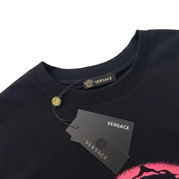 【VERSACE  公式旗艦店】ヴェルサーチ  Tシャツ ご好評に付き再入荷！