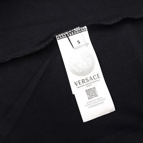【VERSACE  公式旗艦店】ヴェルサーチ  Tシャツ ご好評に付き再入荷！