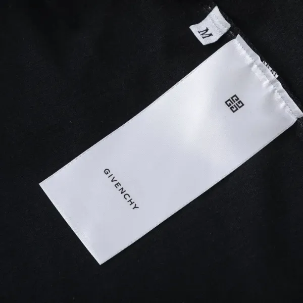 【GIVENCHY   公式旗艦店】 ジバンシー   Tシャツ ご好評に付き再入荷！ 250215