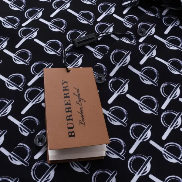 【BURBERRY 公式旗艦店】バーバリー シャツ ご好評に付き再入荷 250222 【BURBERRY 公式旗艦店】バーバリー シャツ ご好評に付き再入荷 250222