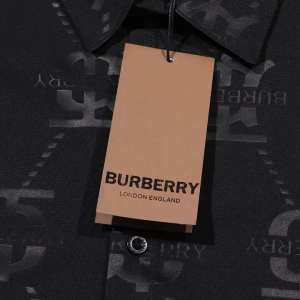 【BURBERRY 公式旗艦店】バーバリー  シャツ  ご好評に付き再入荷 240716