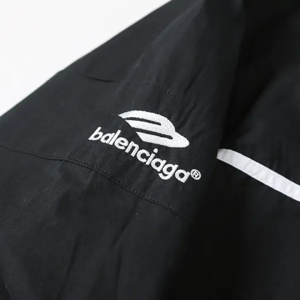【BALENCIAGA 公式旗艦店】バレンシアガ  シャツ ご好評に付き再入荷  250218