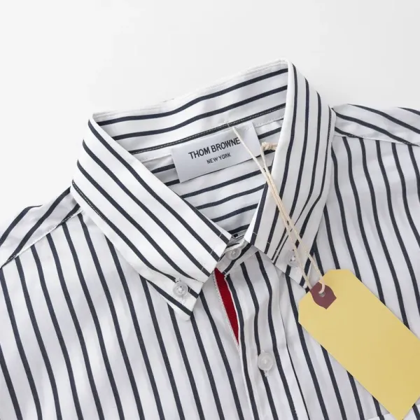 【ThomBrowne  公式旗艦店】トムブラウン   シャツ ご好評に付き再入荷  250221