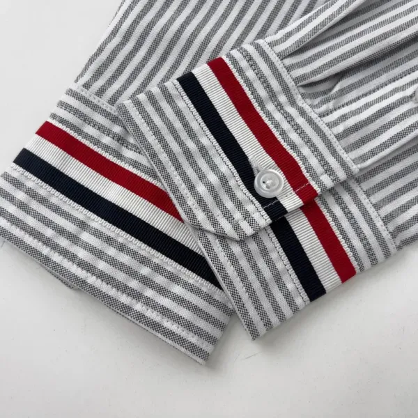 【ThomBrowne  公式旗艦店】トムブラウン   シャツ ご好評に付き再入荷  250221