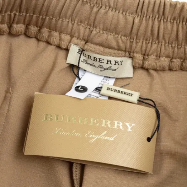 【BURBERRY  公式旗艦店】バーバリー  ショートパンツご好評に付き再入荷！250226