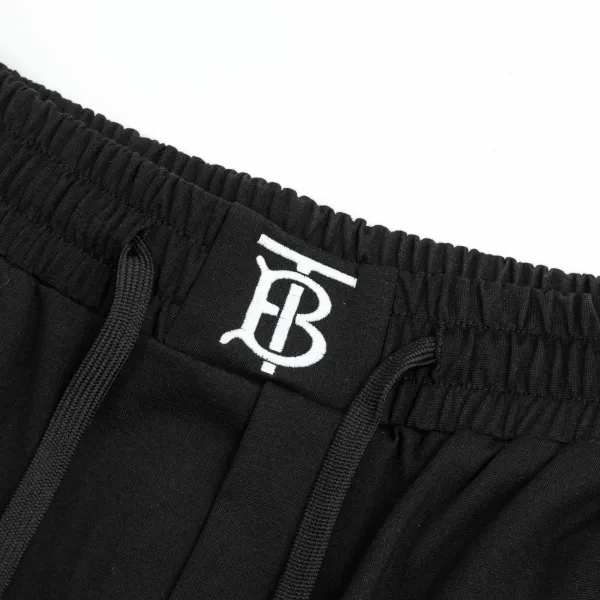 【BURBERRY  公式旗艦店】バーバリー  ショートパンツご好評に付き再入荷！250226