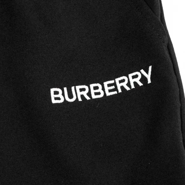 【BURBERRY  公式旗艦店】バーバリー  ショートパンツご好評に付き再入荷！250226