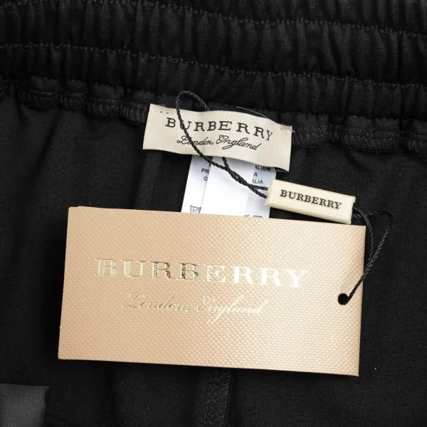 【BURBERRY  公式旗艦店】バーバリー  ショートパンツご好評に付き再入荷！250226
