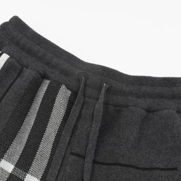 【BURBERRY  公式旗艦店】バーバリー  ショートパンツ  ご好評に付き再入荷！