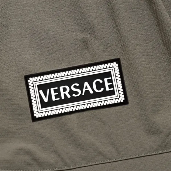 【VERSACE  公式旗艦店】ヴェルサーチ  ショートパンツご好評に付き再入荷 24628