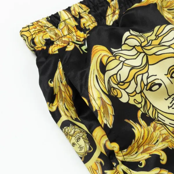 【VERSACE  公式旗艦店】ヴェルサーチ  ショートパンツご好評に付き再入荷 24628