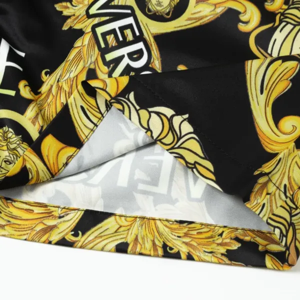 【VERSACE  公式旗艦店】ヴェルサーチ  ショートパンツご好評に付き再入荷 24628