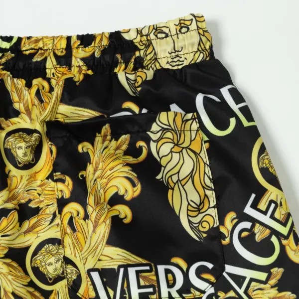 【VERSACE  公式旗艦店】ヴェルサーチ  ショートパンツご好評に付き再入荷 24628