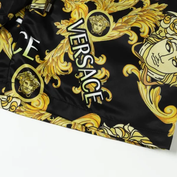 【VERSACE  公式旗艦店】ヴェルサーチ  ショートパンツご好評に付き再入荷 24628