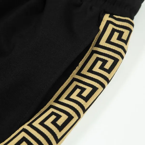 【VERSACE  公式旗艦店】ヴェルサーチ  ショートパンツ  ご好評に付き再入荷！