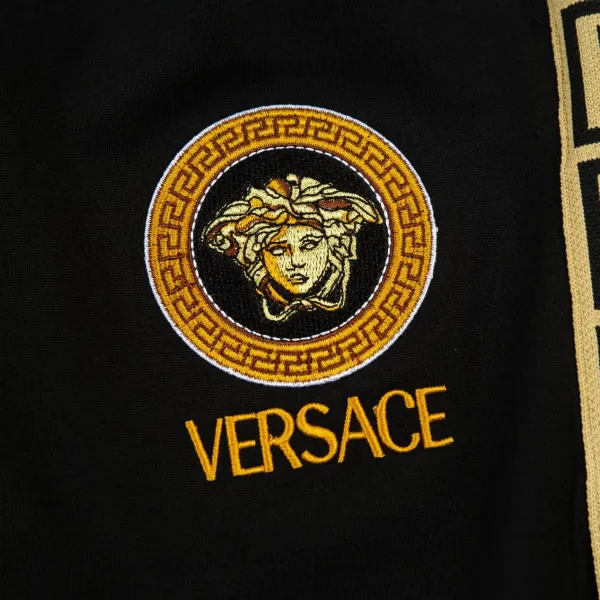 【VERSACE  公式旗艦店】ヴェルサーチ  ショートパンツ  ご好評に付き再入荷！