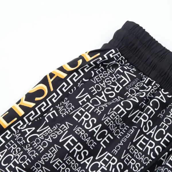 【VERSACE  公式旗艦店】ヴェルサーチ  ショートパンツ  ご好評に付き再入荷！