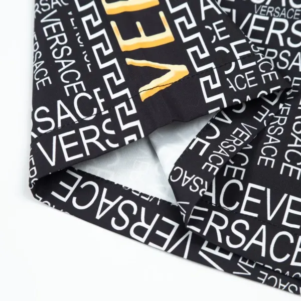【VERSACE  公式旗艦店】ヴェルサーチ  ショートパンツ  ご好評に付き再入荷！