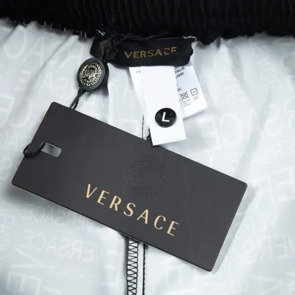 【VERSACE  公式旗艦店】ヴェルサーチ  ショートパンツ  ご好評に付き再入荷！